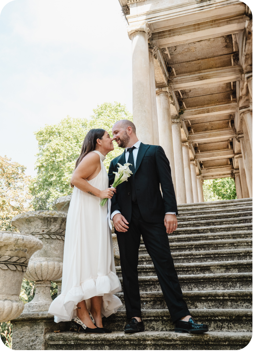 deux mariée sourie avec un bouquet